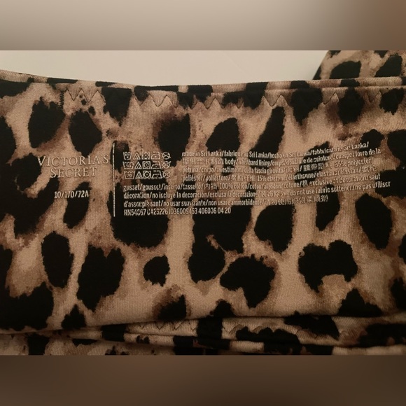 Victoria’s Secret High Rise 7/8 Pocket Leggings size Medium Animal Print - Picture 3 of 3